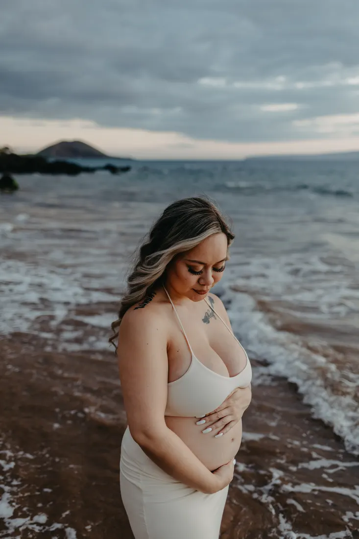 Maui maternity photo by Jessie Hawaii Photography