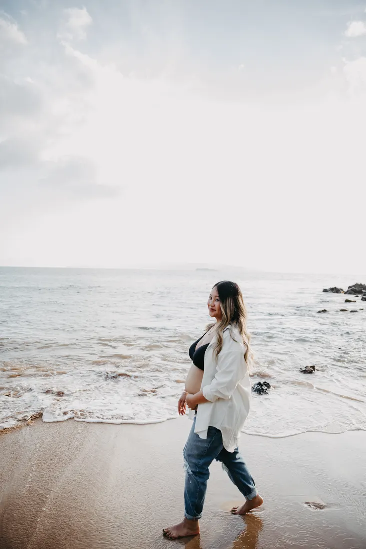 Maui maternity photo by Jessie Hawaii Photography