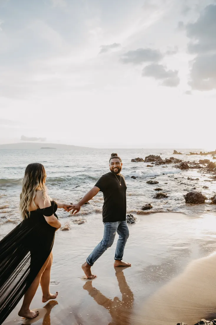 Maui maternity photo by Jessie Hawaii Photography